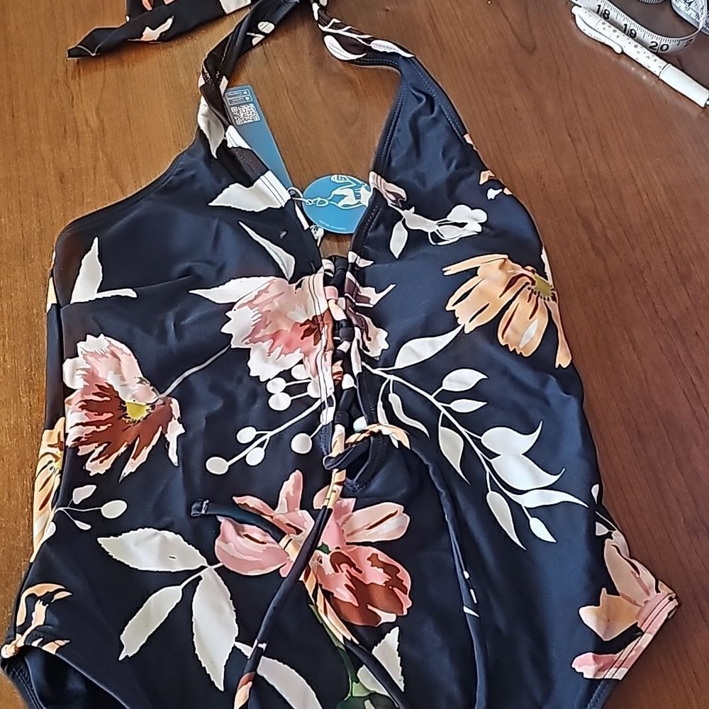 Cupshe floral one piece swimsuit features a lace up front size med